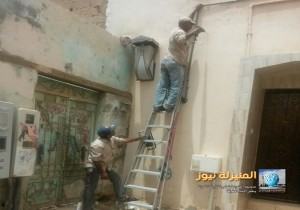 بدأت أعمال تركيب الإنارة الحائطية لشوارع المنيزلة القديمة