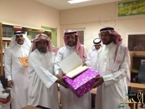 مدرسة المعتصم بالله تكرم مشرف النشاط الطلابي ومعلميها‎