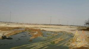 أهالي “المنيزلة” يشتكون تدفق مياه الصرف الصحي من أعلى سور محطة المعالجة