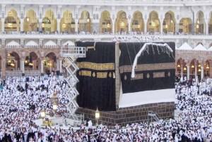 الكعبة ترتدي ثوباً جديداً في يوم عرفه كلفته 22 مليون ريال
