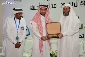 تكريم أحد معلمي المنيزلة من قبل مدير التعليم