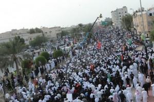 بالصور.. نصف مليون مشيع يزفون شهداء حادثة القديح للمثوى الاخير