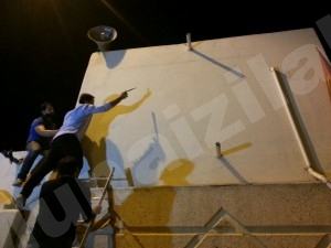صاحب جدارية الملك عبدالله “أحمد زهير” يرسم فنه على مقبرة الحليلة
