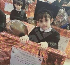 بالصور… “حيدر”.. الطفل الذي نزف بين يدي والده حتى “مات”