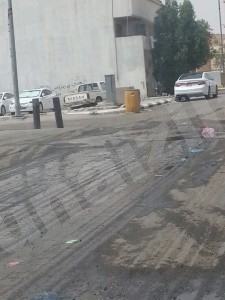 ” كسر ماسورة ماء ” تحدث مشاكل في أحد طرق البلدة