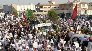 بالصور.. عشرات الآلاف يشيعون ”حماة الصلاة“ الى مقبرة الشهداء