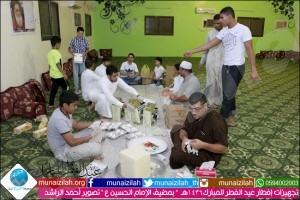 بالصور : كوكبة من الشباب يقومون بتجهيز إفطار المضيف لعيد الفطر 1436هـ