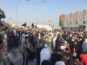 بالصور.. أمواج بشرية تزف شهداء ”الحيدرية“ للمثوى الاخير في سيهات