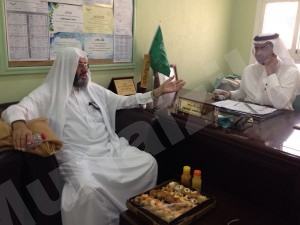 مدير التعليم يزور ثانوية السعودية بالمنيزلة ويؤدي الاستسقاء