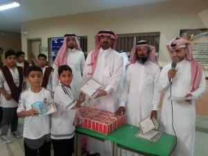الأنصار الابتدائية تكرّم متفوقيها