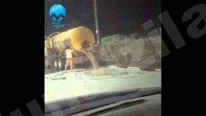فيديو : ليست المرة الأولى .. سيارة المجاري تفرغ المياه في شوارع المنيزلة