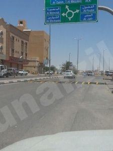 بالصور : ” مطبات اصطناعية ” جديدة بمداخل المنيزلة