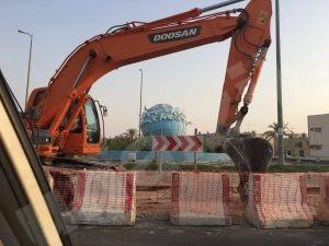 مشروع تمديد كابلات كهربائية يشق الشارع العام بالمنيزلة ويحدث ربكة كبيرة