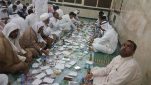 بالصور : جامع الإمام الرضا يُقيم مائدةً للإفطار 