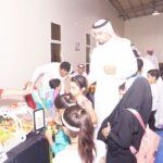 طفل يكرم إدارة مركز النشاط