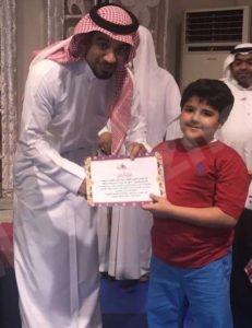 طفل يكرم إدارة مركز النشاط