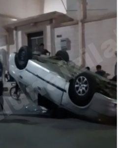 في سابقة غير معهودة .. انقلاب سيارة داخل أزقة المنيزلة