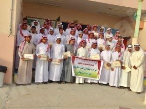 السعودية الثانوية بالمنيزلة تكرم متفوقيها