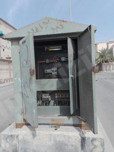 كابينة كهرباء مكشوفة تهدد السكان بالمنيزلة