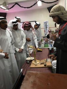 بالسعودية الثانوية بالمنيزلة :36 طالباً قدموا 23 تجربة ومشروعاً علمياً