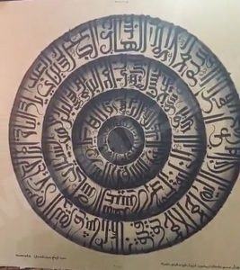 لوحة ضمت أسماء الفرسان تجذب نظر زوار “جماعي 25” بالمنيزلة ليلة البارحة