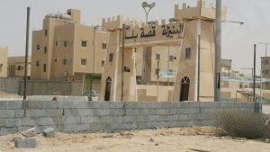 تجديد أسوار ملعب مركز النشاط بأيدي محلية