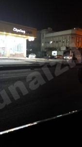حادث في الشارع العام يُطيح بعامود إنارة ونجاة قائد المركبة
