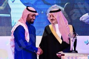 الأمير سعود بن نايف يكرّم «علي الأحمد» لمشاركته الفاعلة في مسابقة غرفة الأحساء