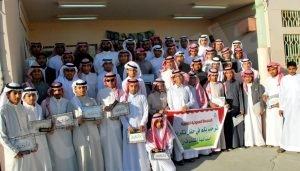 السعودية الثانوية بالمنيزلة تكرم طلابها المتفوقين