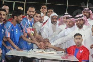 فريق التعاون بالمنيزلة يكرم رئيسه المهندس “محمد الدليم”