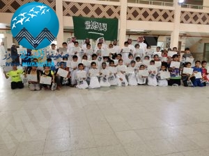 مدرسة الأنصار تكرم طلابها المتفوقين