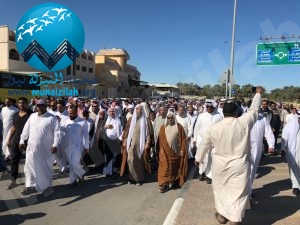 المنيزلة تشارك في تشييع الشيخ الحبارة بوفدٍ كبير