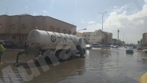 أمانة الأحساء تباشر سحب مياه الأمطار بالمنيزلة