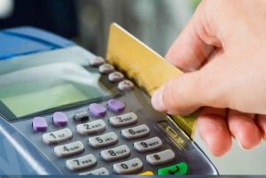 إلزام البقالات والتموينات بتوفير وسائل الدفع الإلكتروني بدء من اليوم