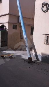 أرواح المارة يهددها عامود الصرف الصحي