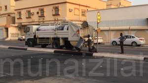 فيديو…تعقيم حاويات النظافة في مدينة المنيزلة صباح اليوم الثلاثاء