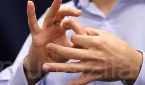 عبد الهادي الأحمد يعزي أسرة الموسى “بلغة الإشارة”