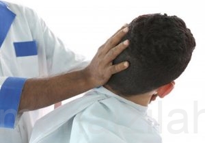 طبيب سعودي يحذر: عادة خطيرة تحدث في “محال الحلاقة” قد تؤدي إلى الوفاة