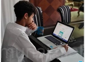 طلاب وطالبات المنيزلة يجتازون أول يوم في اختبارات شهر رمضان «عن بعد»
