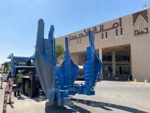 أمانة الاحساء .. ( آلة لنقل وإعادة زراعة ) الأشجار المعترضة للمشاريع