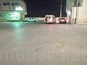 بالصور: حفرة تهدد المارة بأحد شوارع المنيزلة