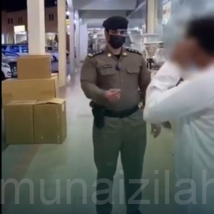 فيديو.. رجال الأمن يرصدون مخالفات الذوق العام وعدم لبس الكمامة في الأماكن العامة بالأحساء