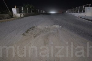 بالصور : حفر تعيق المركبات في الجسر الجنوبي المؤدي للمزارع