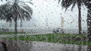 أمطار رعدية وسيول على 10 مناطق