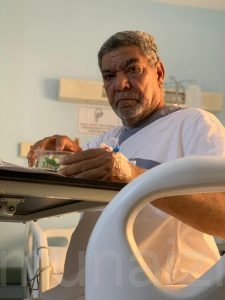 الحاج «سلمان العبدي» على السرير الأبيض