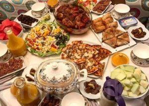 استشاري يحذر من طريقة أكلنا في رمضان.. ويقدم نصائح مهمة (فيديو)