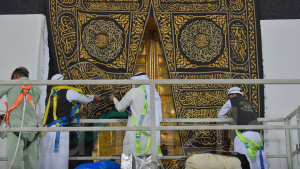 الكعبة المشرفة تكتسي حلَّتها الجديدة وسط الالتزام بالإجراءات الاحترازية