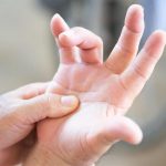«التعليم»: 5 أيام على بداية احتساب الغياب لمن لم يأخذ جرعتي اللقاح