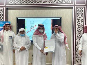 مدير مكتب تعليم شمال الأحساء يكرم ” العطافي ”
