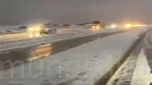بالفيديو.. الثلوج تكسو الطريق الرابط بين القريات وطريف بشمال المملكة